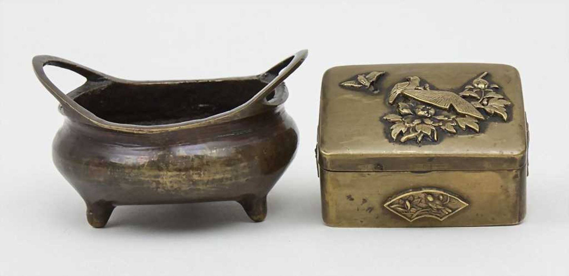 Kleine Pillendose + Miniatur-Koro (China) / Pill Box, Japan, um 1900 Material: Messing mit