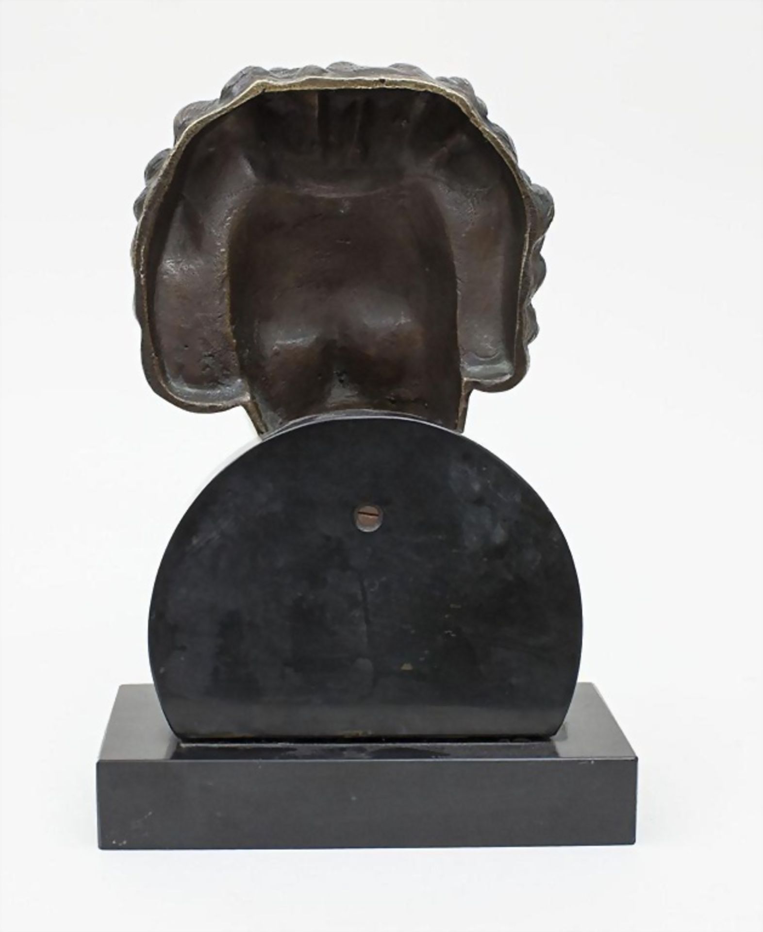 Art Déco-Bronzebüste/Art Déco Bronze Bust Of A Girl, R. de Ryck, um 1930 auf schwarzem - Bild 2 aus 2