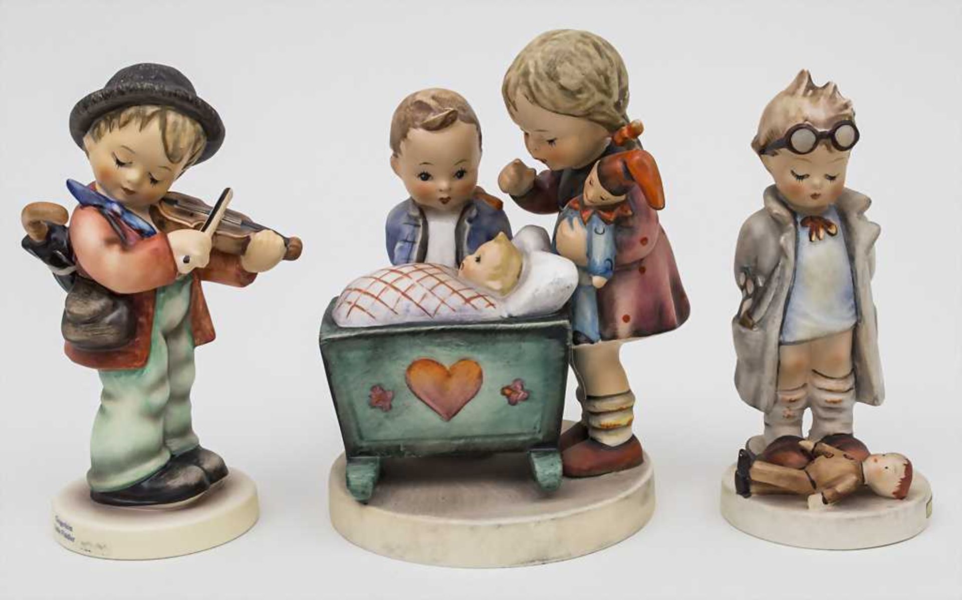 Lot 3 Hummel-Figuren / Hummel Figurines, Goebel, Oeslau, 20. Jh. Material: Steingut, farbig