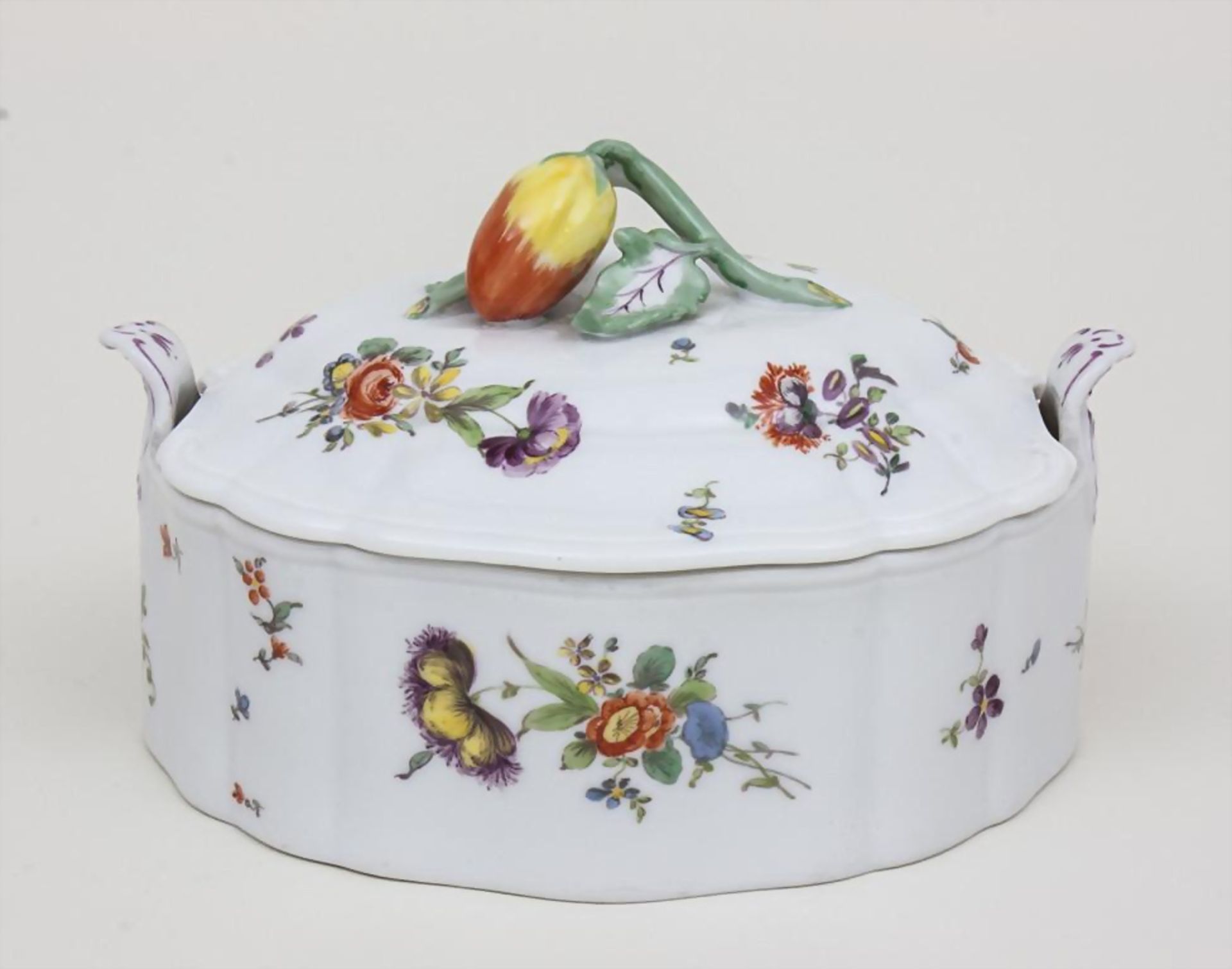 Deckeldose / Covered Bowl, Nymphenburg, 1. Hälfte 20. Jh. Material: Porzellan, glasiert und farbig