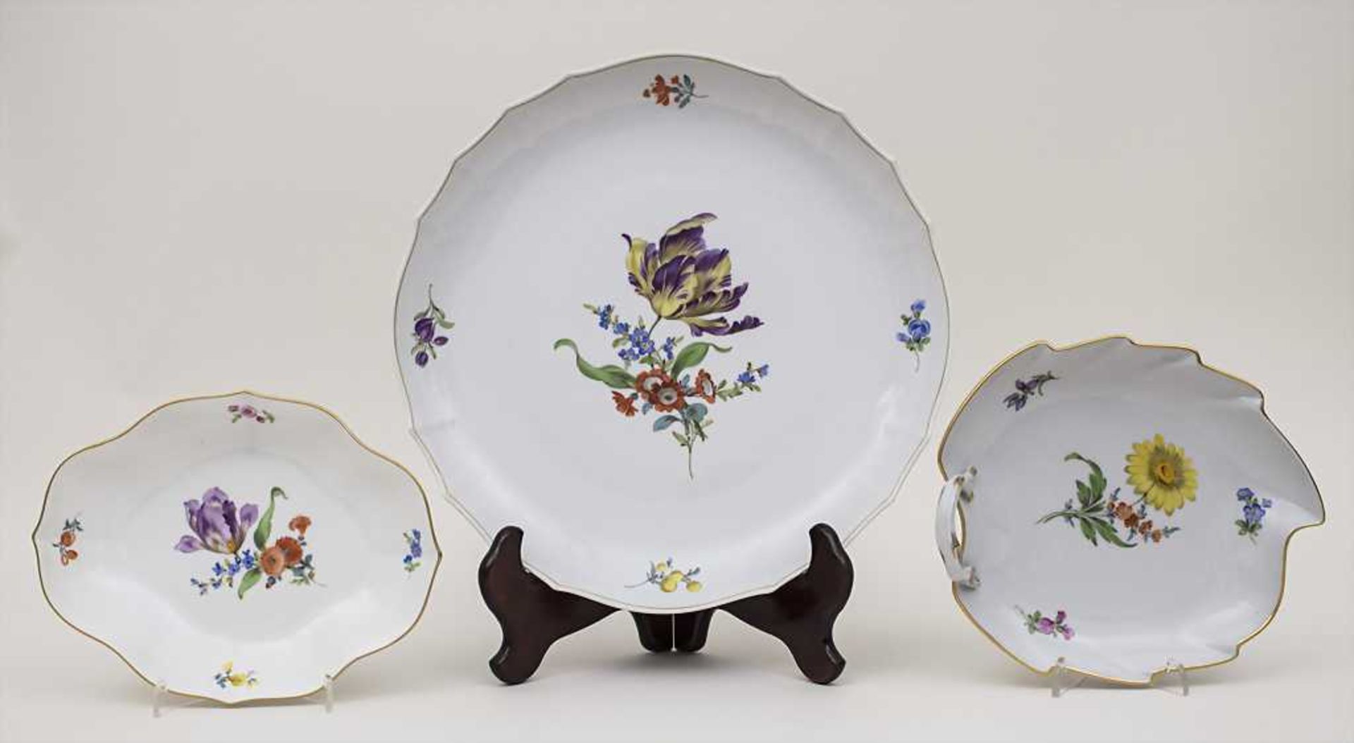 1 Anbietplatte + 2 Schälchen / 1 Round Plate + Small Bowls, Meissen, 20. Jh. Material: Porzellan,