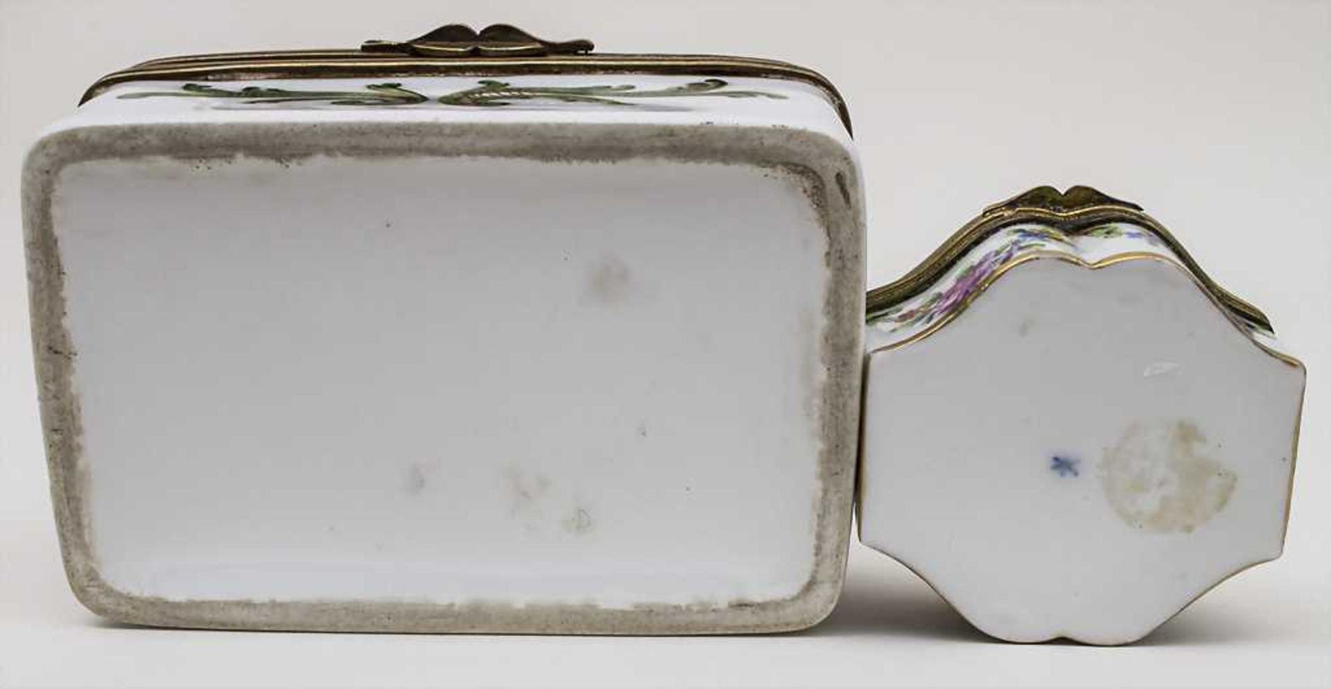 2 Tabatieren / 2 Snuff Boxes, Ende 19. Jh. Material: Porzellan, glasiert und farbig staffiert, - Image 3 of 3