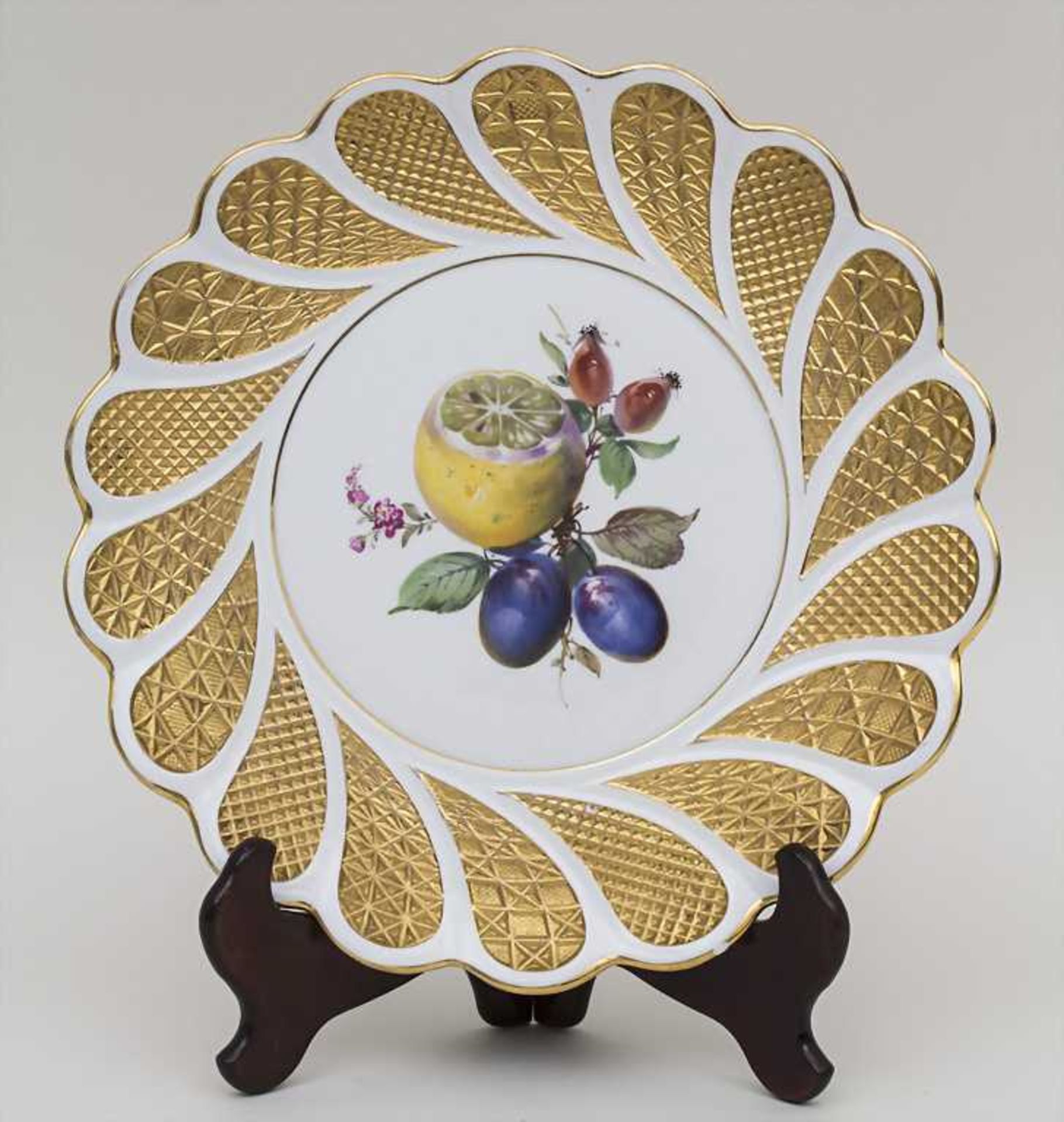 Prunk-Teller mit Goldrelief und Obst / Plate With Golden Relief And Fruits, Meissen, Pfeifferzeit,