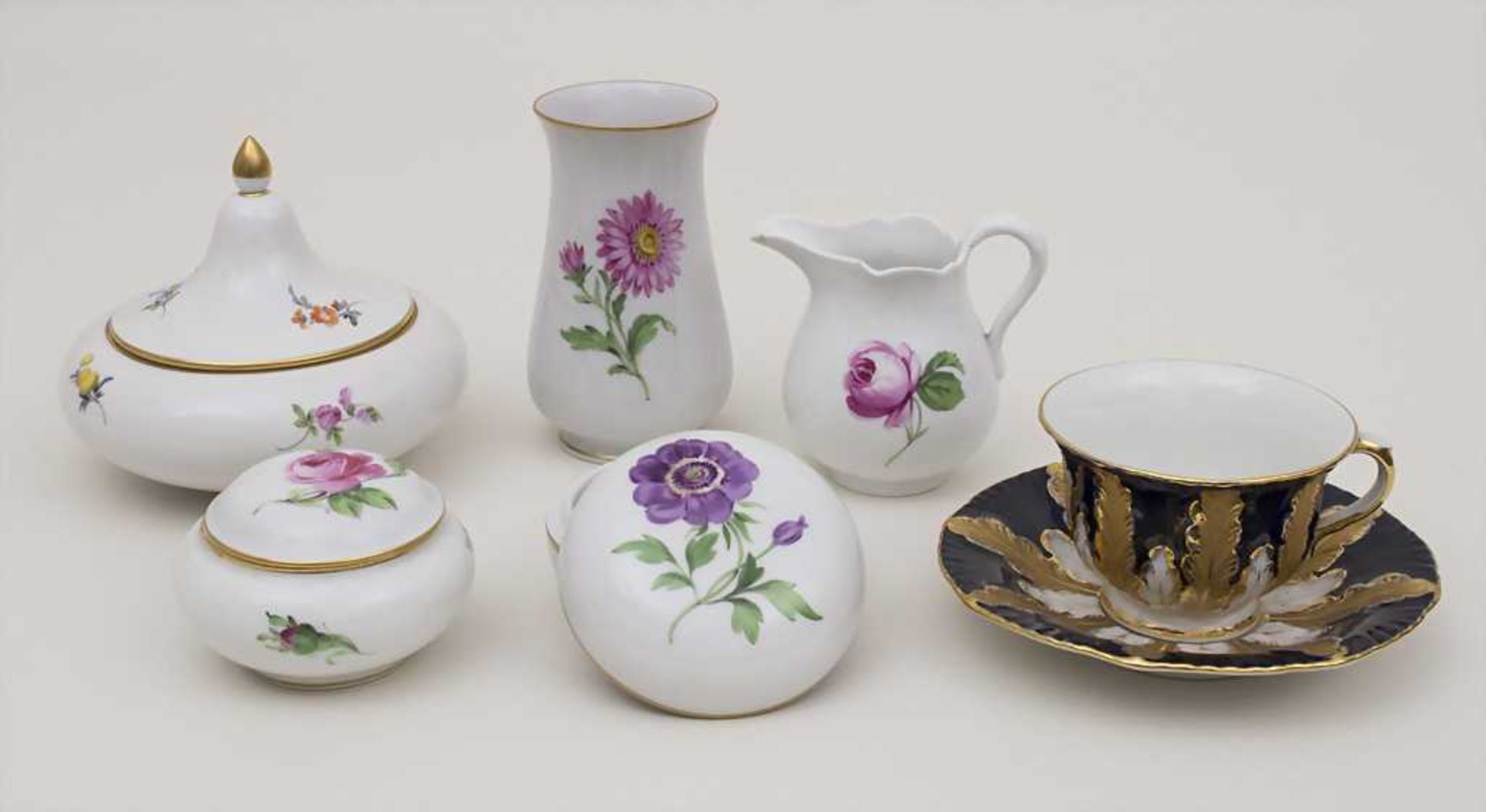 Lot 6 Meissen-Teile / Lot 6 Meissen Items, 20. Jh. bestehend aus 1 Milchkännchen, 1 Mokkatasse mit