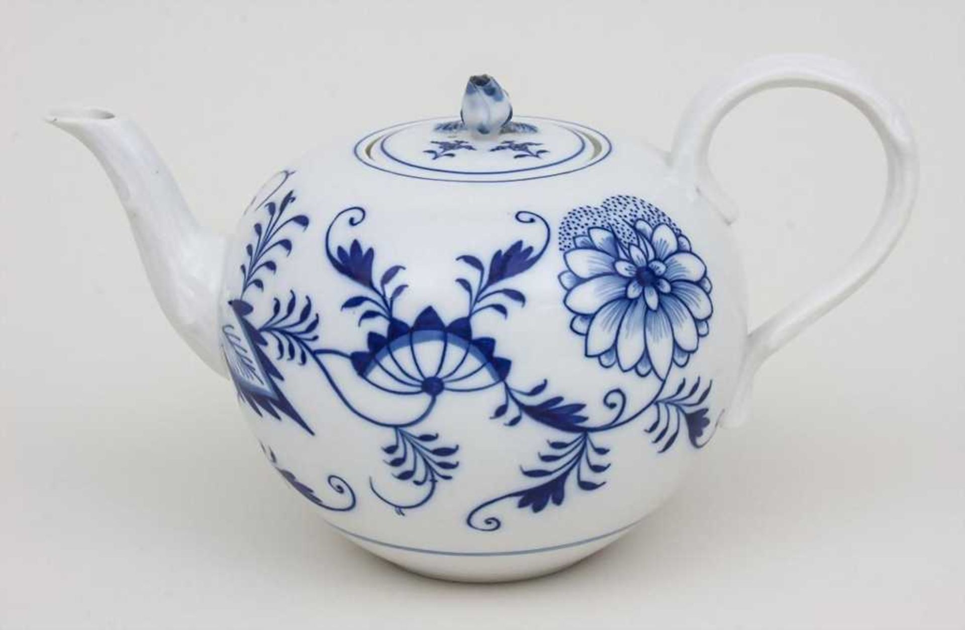 Teekanne / Tea Pot, Meissen, 1850-1924 Material: Porzellan, glasiert und farbig staffiert, Marke: