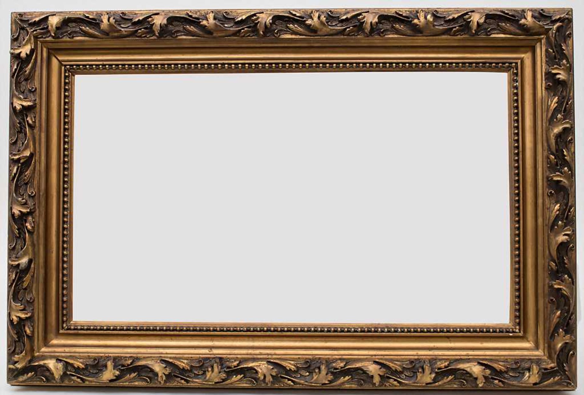 Bilderrahmen / Frame, frühes 20. Jh. Material: Holz, geschnitzt, vergoldet,Falzmaße: 35 x 60 cm,