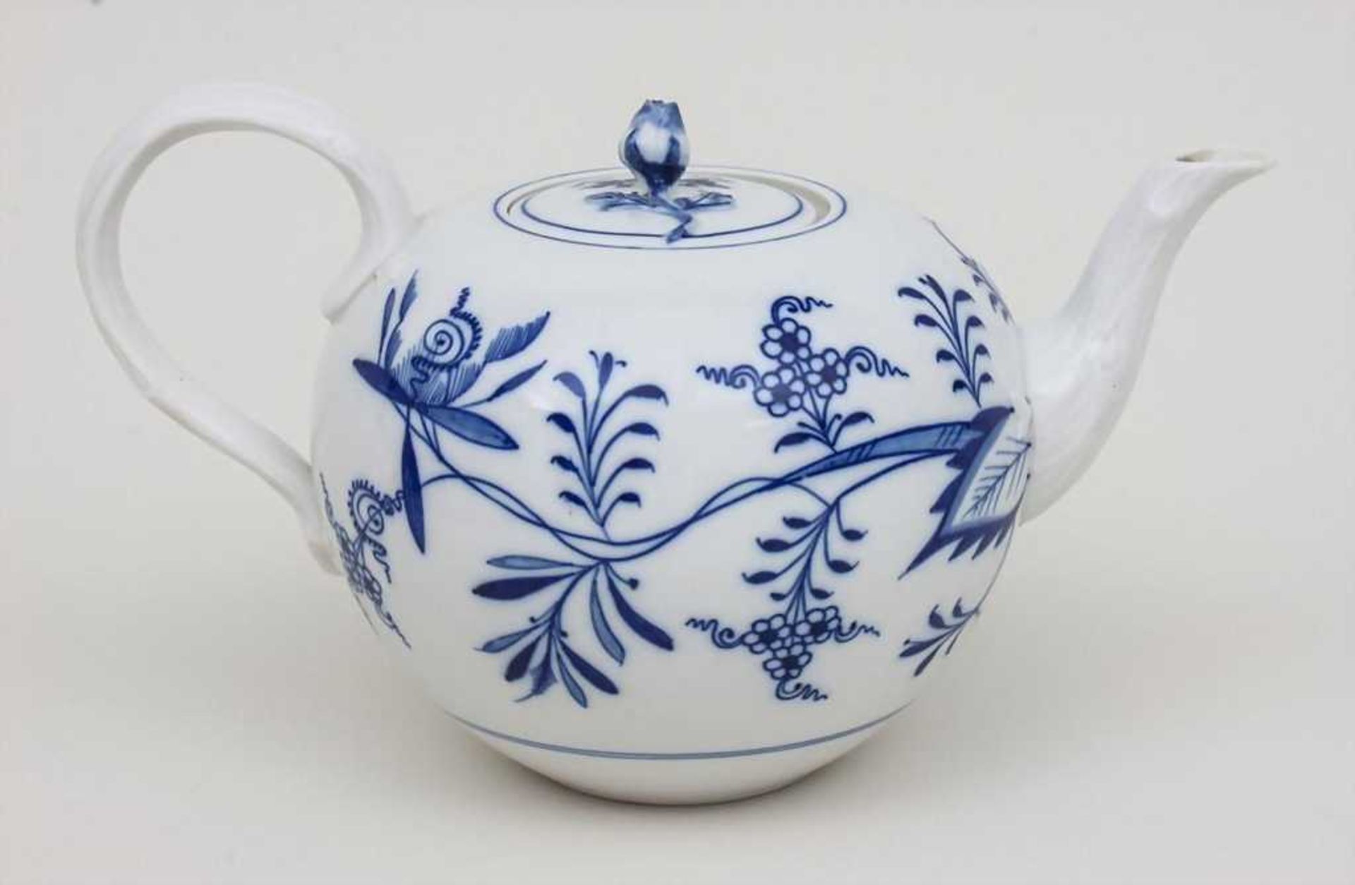 Teekanne / Tea Pot, Meissen, 1850-1924 Material: Porzellan, glasiert und farbig staffiert, Marke: - Image 2 of 3