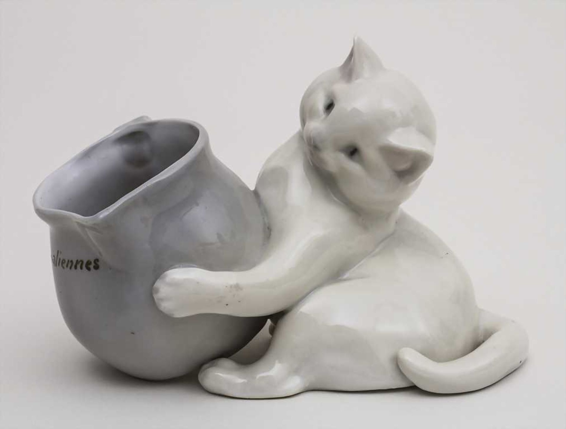 Katze mit Milchkännchen / Cat With Milk Jug, Heubach, Lichte, ca. 1900 Material: Porzellan, glasiert