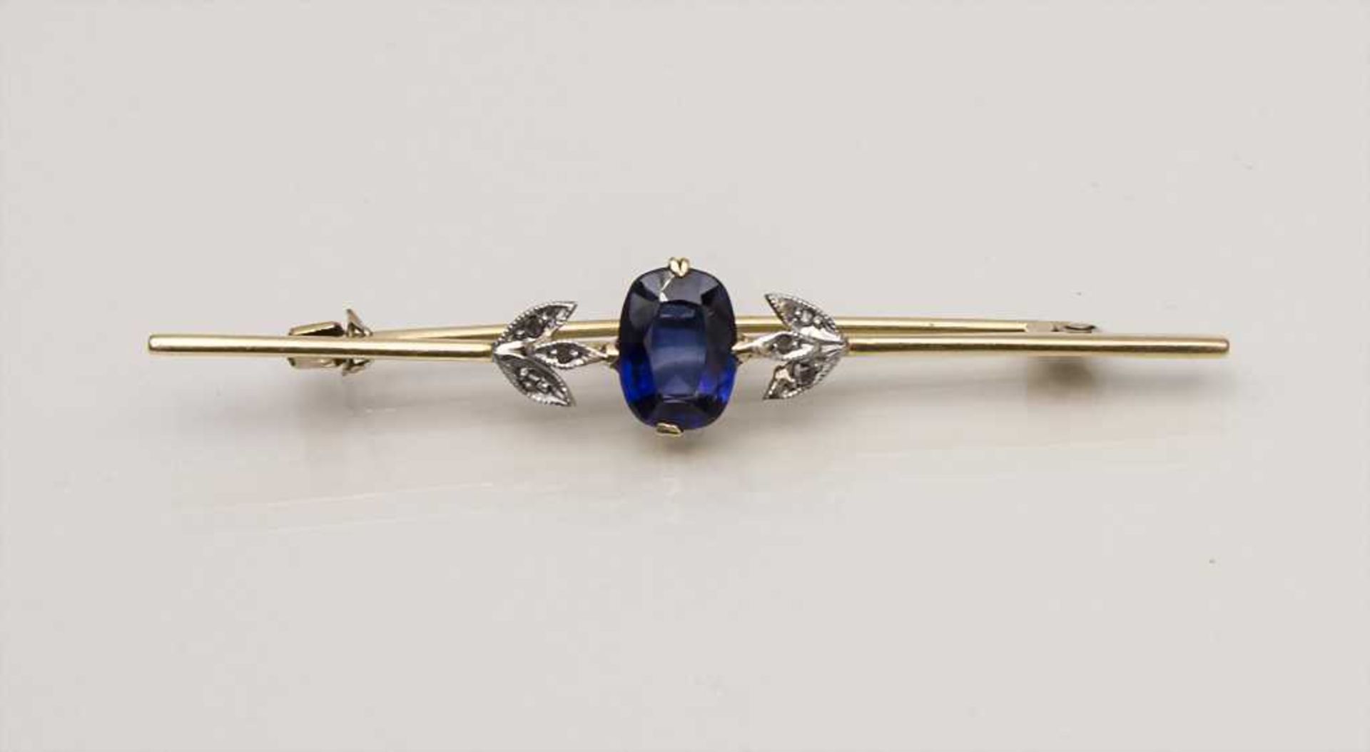 Stabbrosche mit Saphir / Brooch with Sapphire Material: Gelbgold 18 Kt 750/000 geprüft, Saphir im