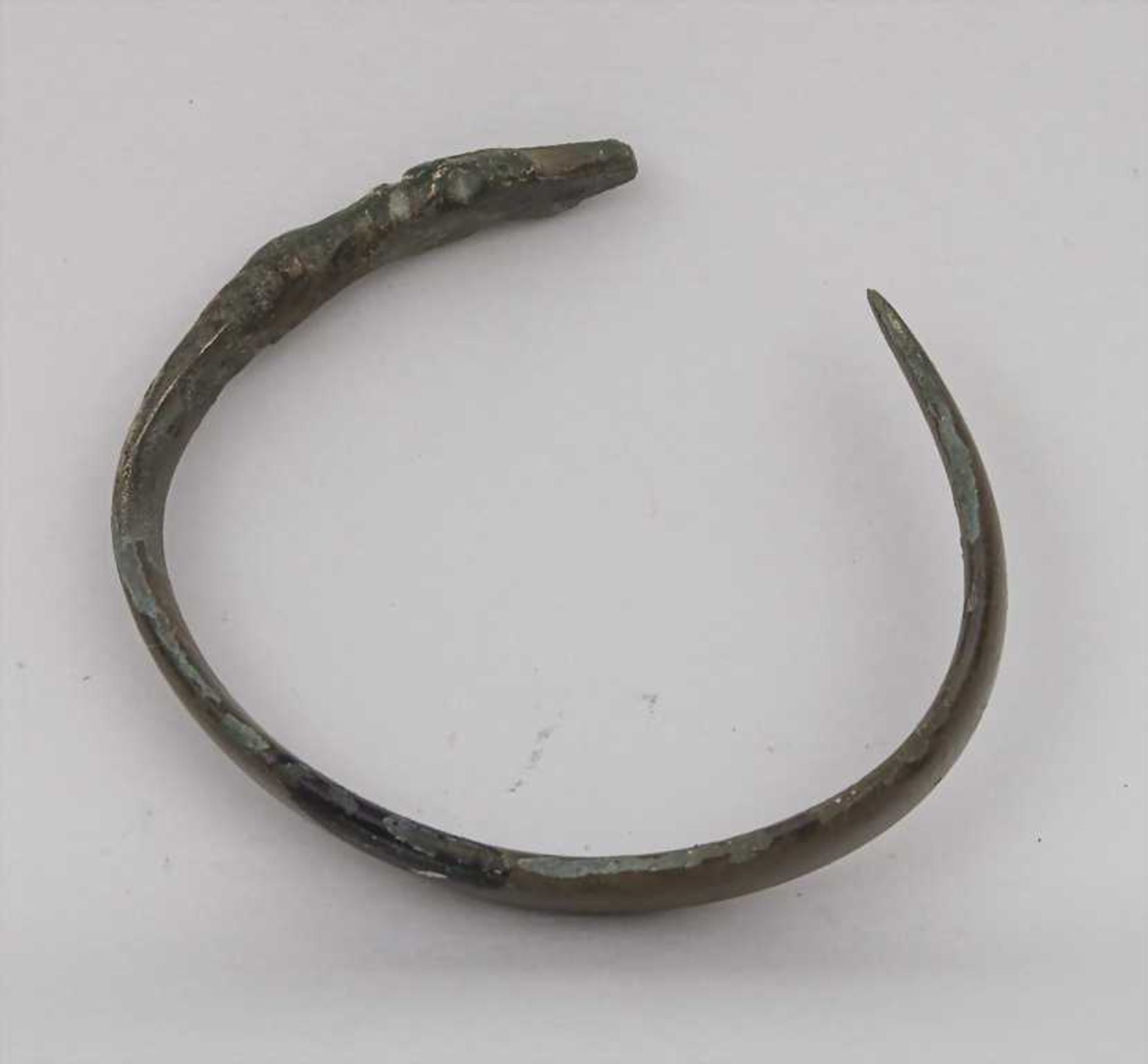 Römischer Armreif mit Krokodilskopf / Roman Bracelet Bronze. D. 5 cm. Altrestaurierter Zustand.+