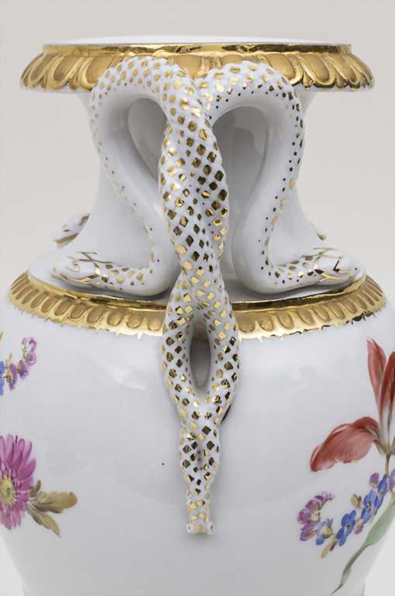 Schlangenhenkelvase / Snake Handle Vase, Meissen, 1850-1924 Material: Porzellan, glasiert, farbig - Image 3 of 4