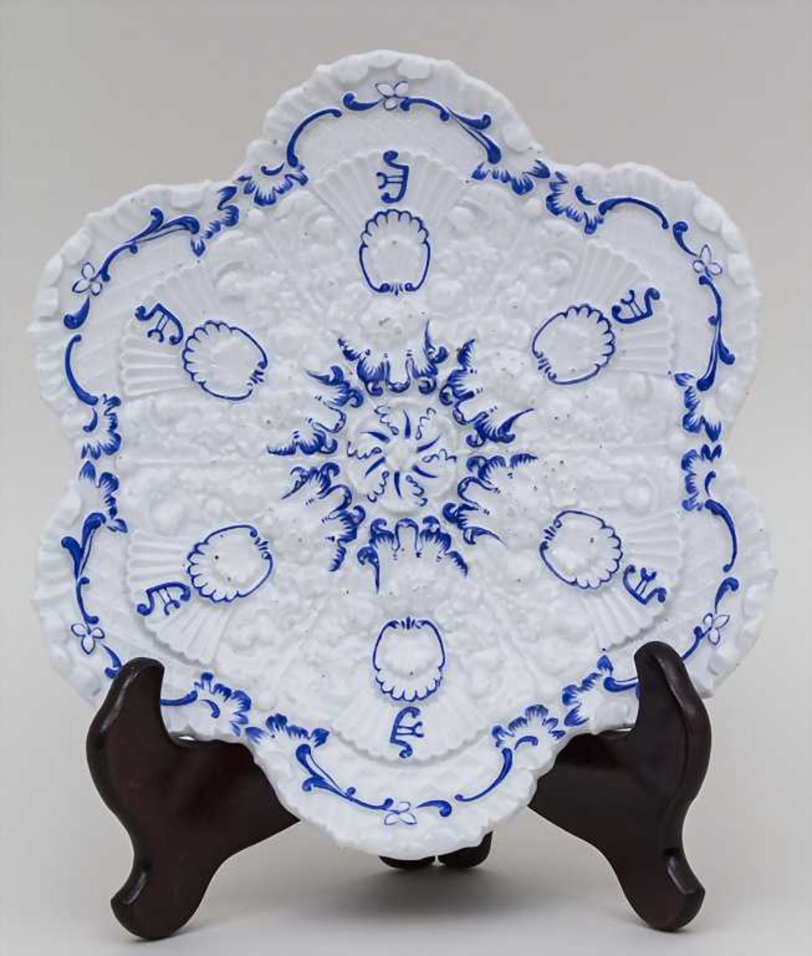 Zierteller mit Reliefdekor / Plate With Rich Relief, Meissen, 1. Hälfte 19. Jh. Material: Porzellan,