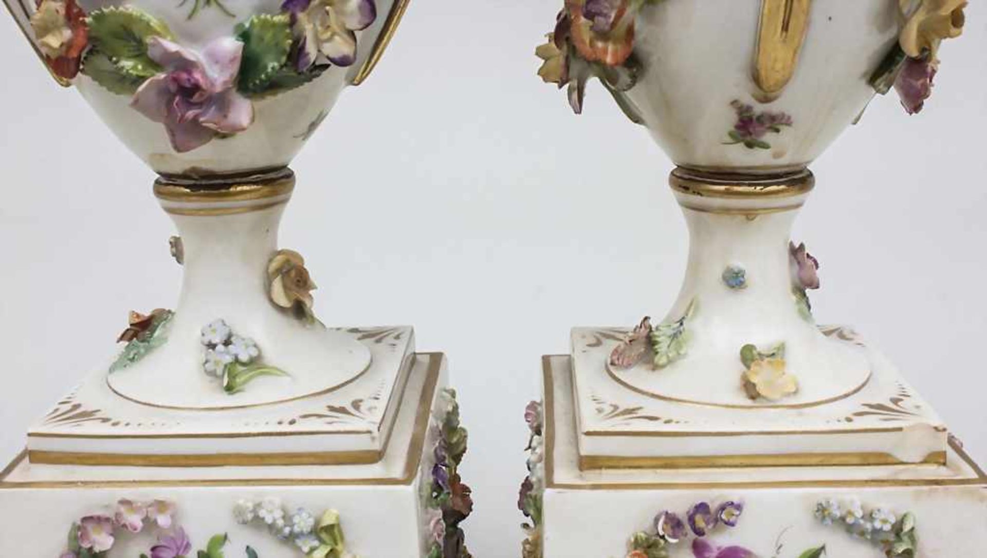 Pokalvasenpaar mit Watteau-Szenen / A Pair Of Footed Flower Encrusted Vases, Carl Thieme, - Image 4 of 7