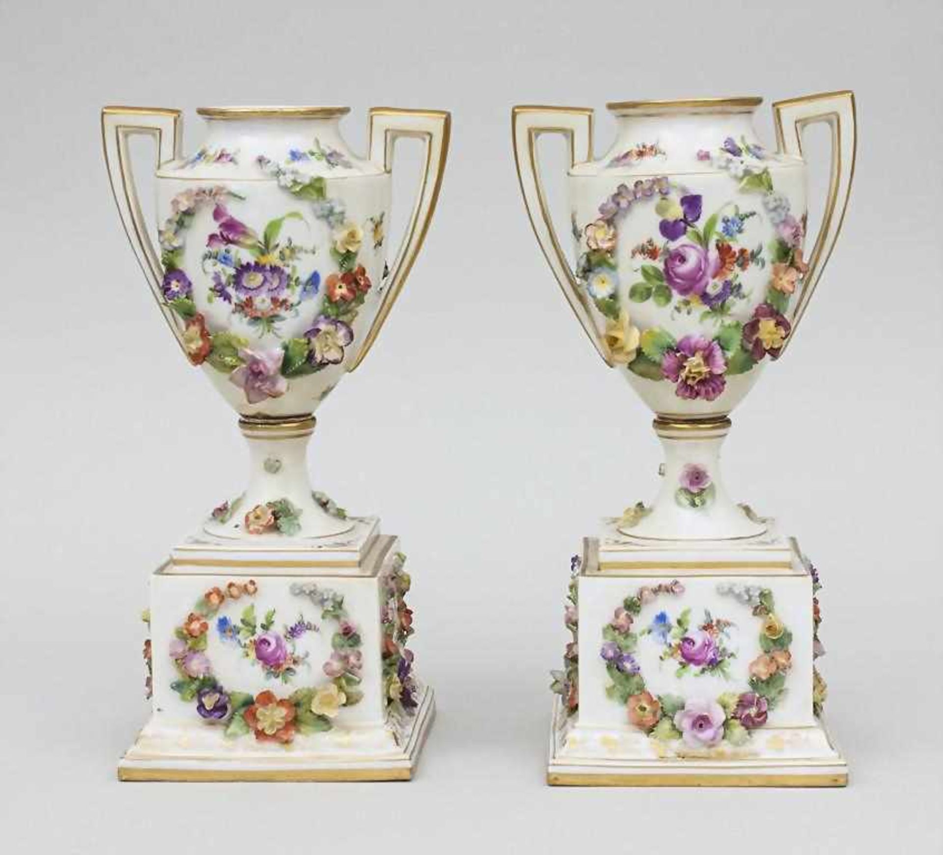 Pokalvasenpaar mit Watteau-Szenen / A Pair Of Footed Flower Encrusted Vases, Carl Thieme, - Image 2 of 7