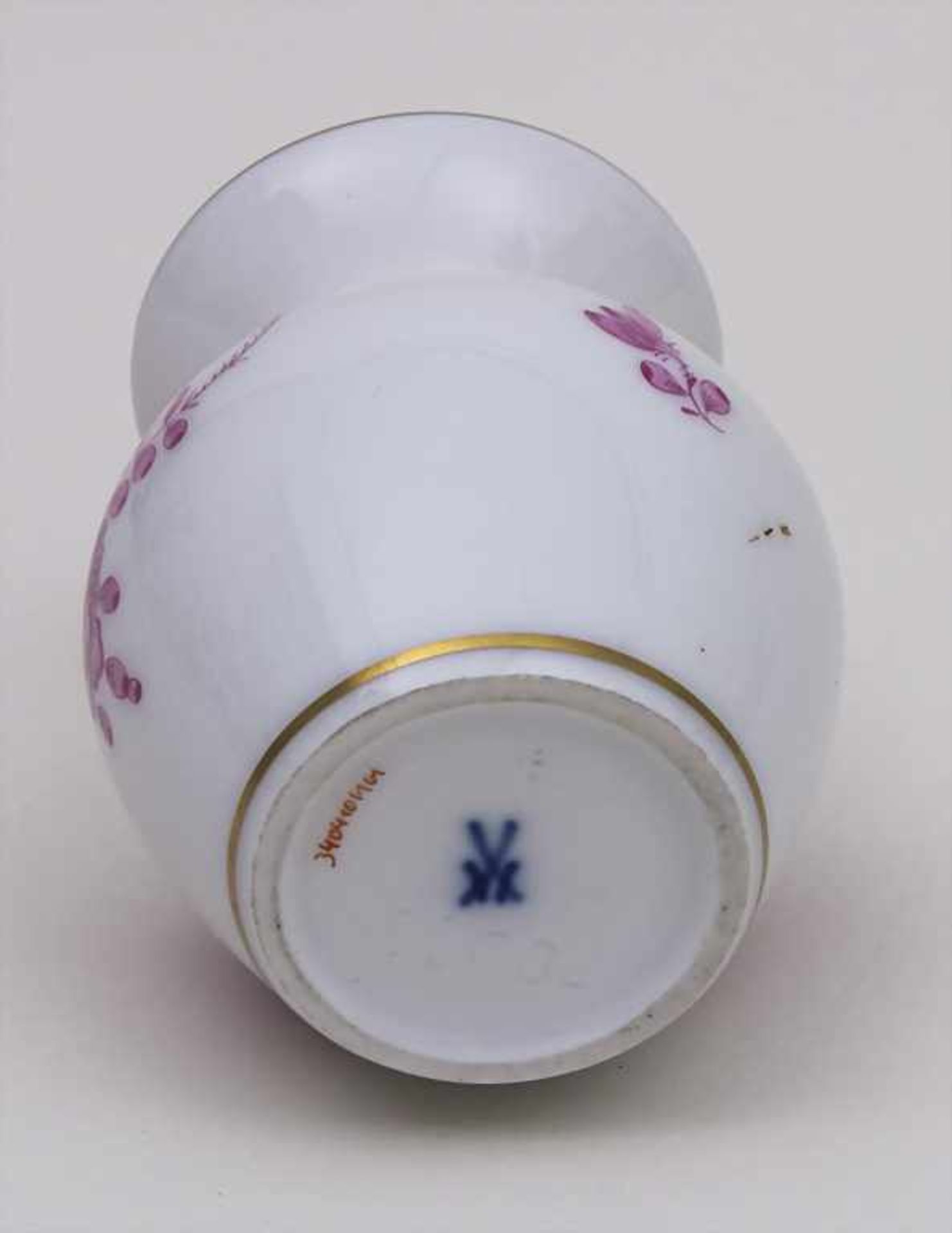 Kleines Väschen 'Indianische Blume'/ A Small Vase, Meissen, Mitte 20. Jh. Material: Porzellan, - Image 3 of 3