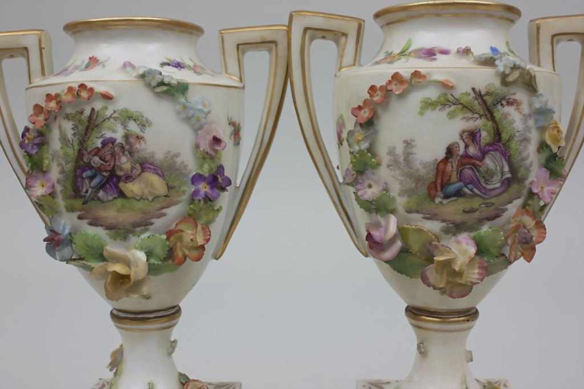 Pokalvasenpaar mit Watteau-Szenen / A Pair Of Footed Flower Encrusted Vases, Carl Thieme, - Image 3 of 7