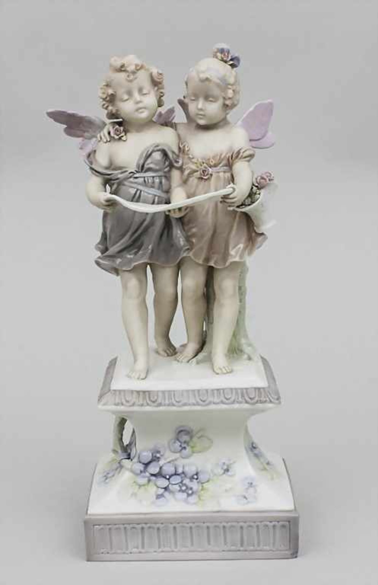 Singendes Kinderpaar (Amor und Psyche) auf Postament / Singing Children On Pedestal, Ernst