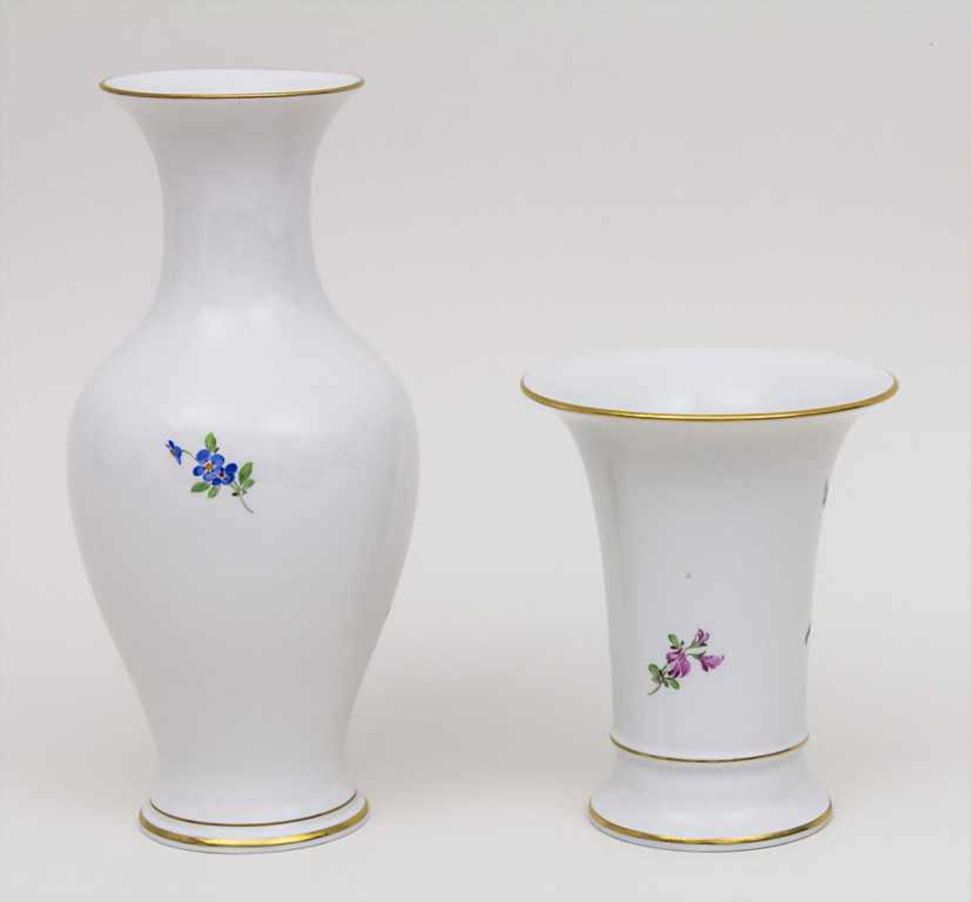 2 Vasen / 2 Vases, Meissen, Mitte 20. Jh. Material: Porzellan, polychrom bemalt, mit Gold - Image 2 of 3