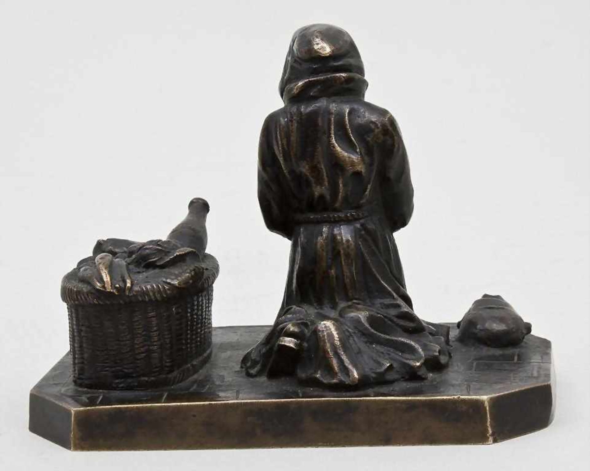 Skulptur eines betenden Mönchs, 19. Jh. auf rechteckigem, flachem Sockel mit gekanteten Ecken - Image 3 of 3