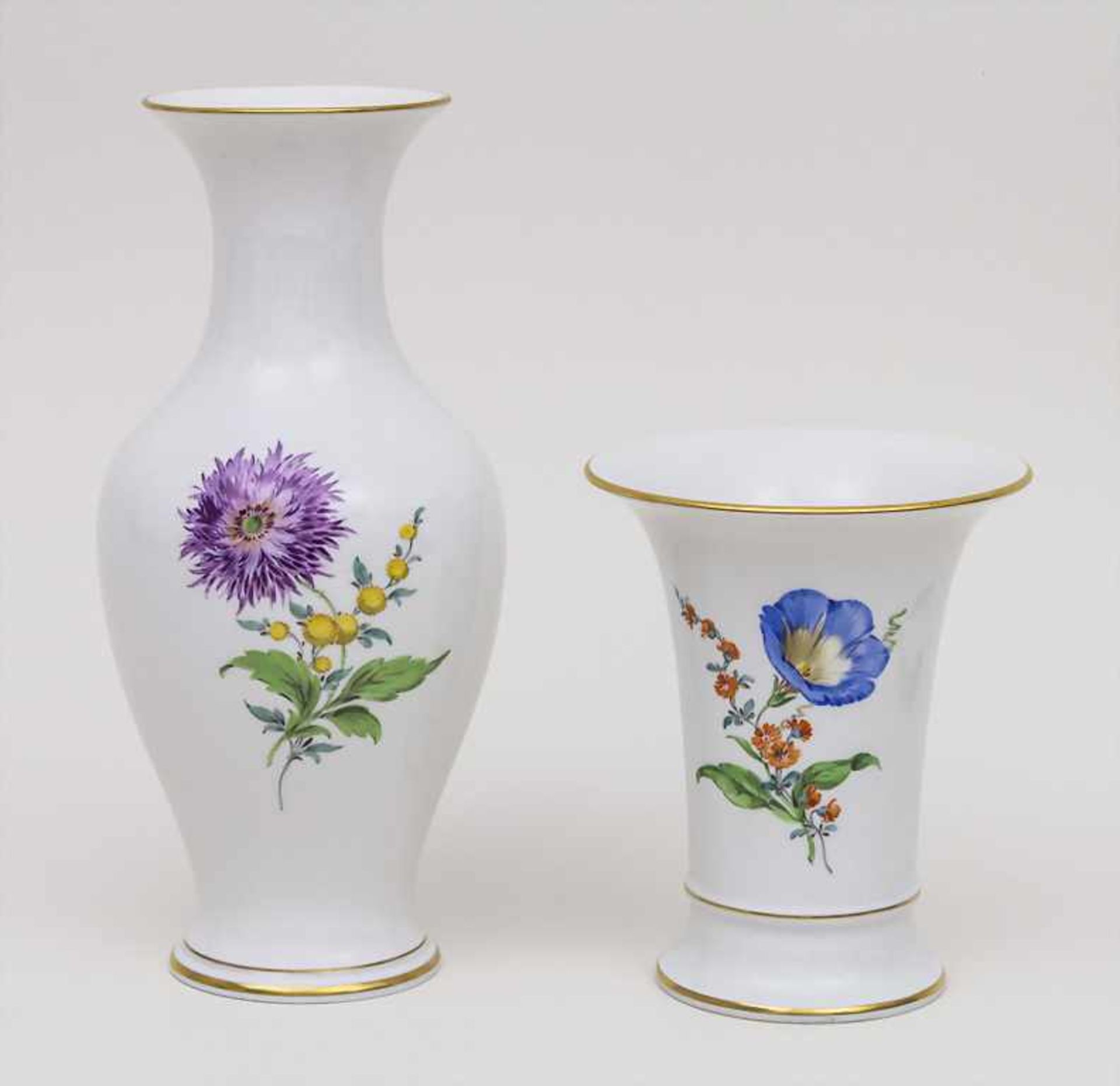 2 Vasen / 2 Vases, Meissen, Mitte 20. Jh. Material: Porzellan, polychrom bemalt, mit Gold