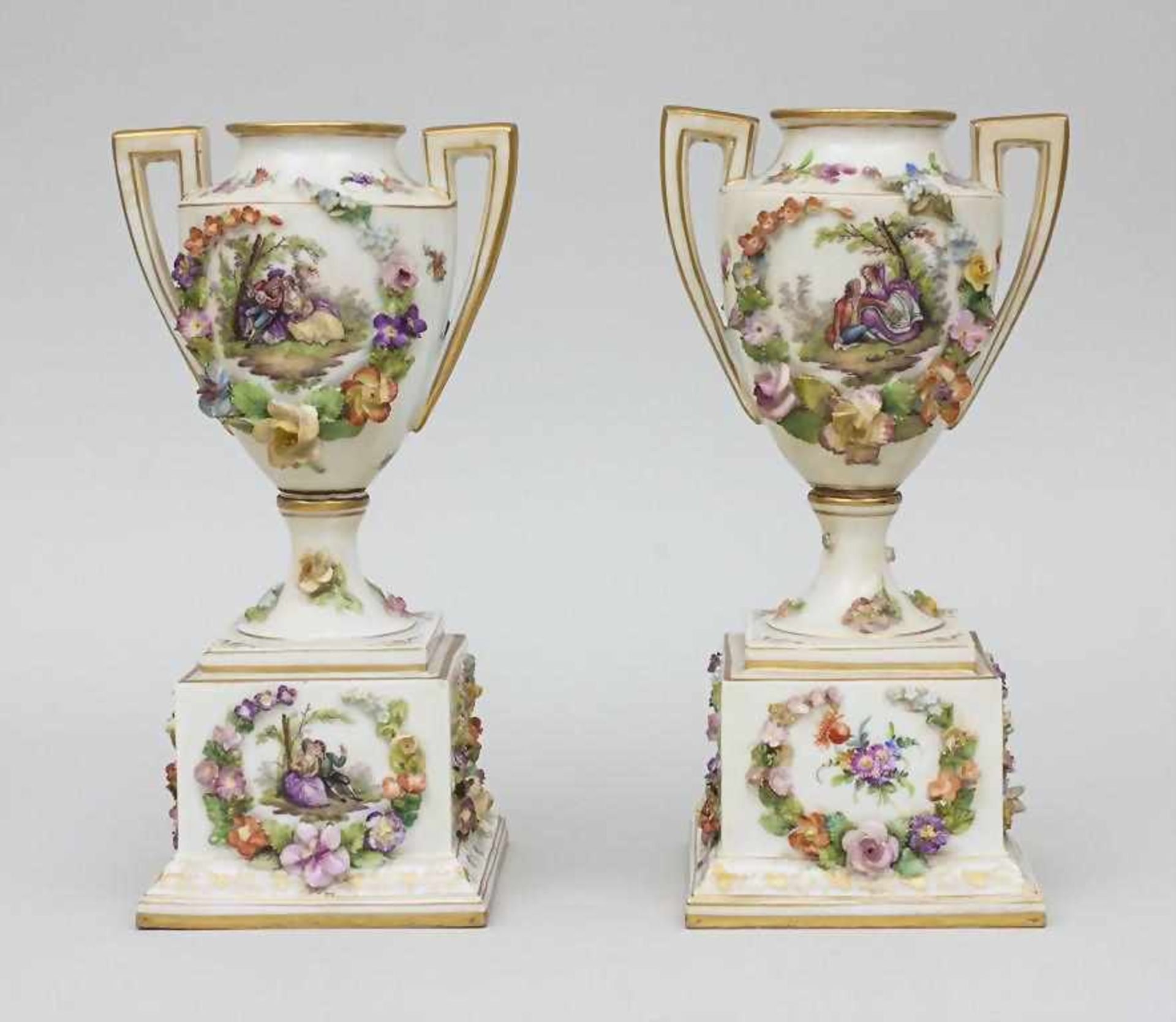 Pokalvasenpaar mit Watteau-Szenen / A Pair Of Footed Flower Encrusted Vases, Carl Thieme,
