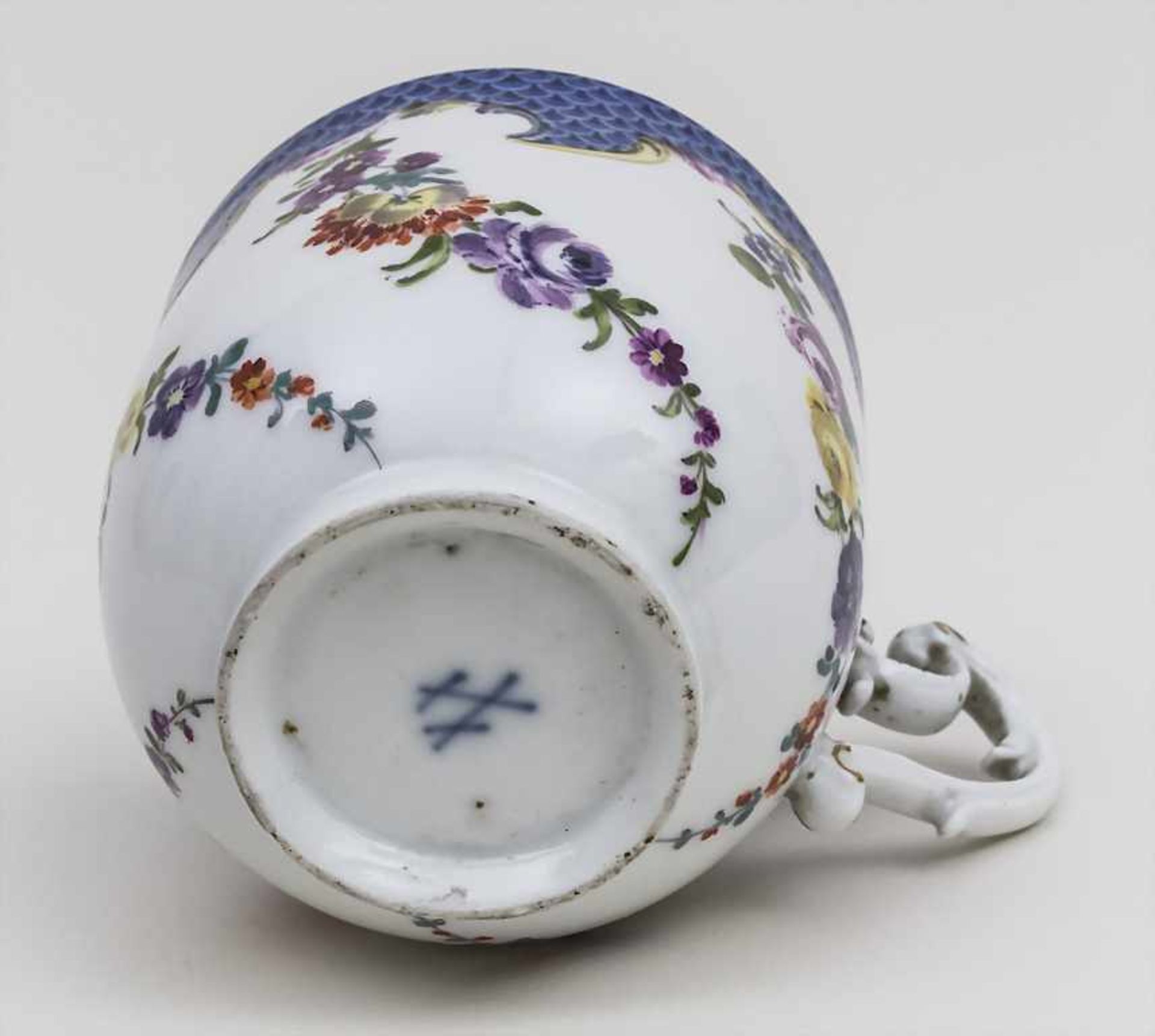 Tasse mit blauem Schuppendekor / A Cup With Blue Fishscale Decor, Meissen, 18. Jh. Material: - Image 2 of 2