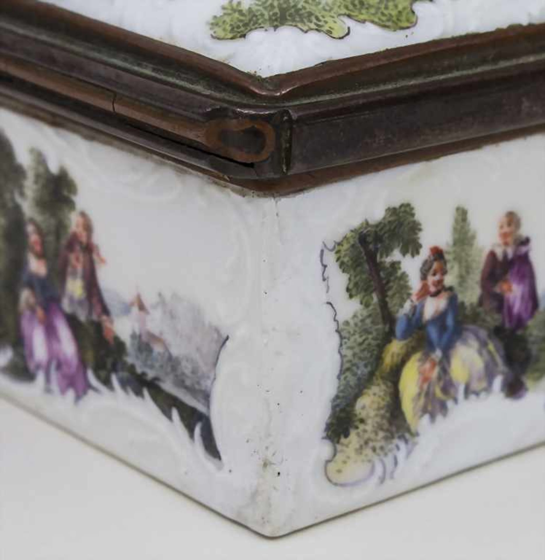 Tabatiere mit feiner Watteaumalerei / A Snuff-box with Watteau Décor, Meissen, um 1765 Material: - Image 7 of 7