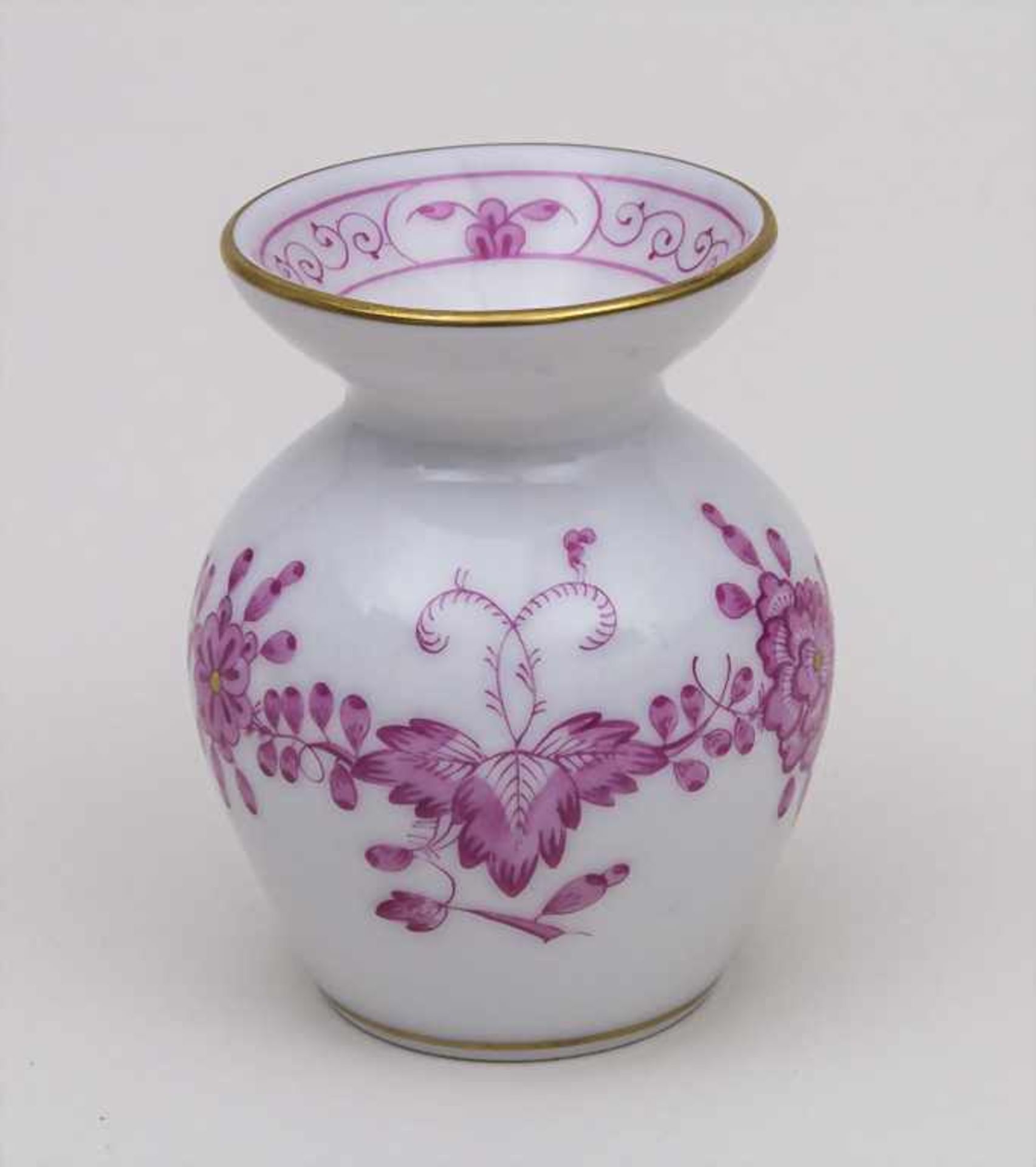 Kleines Väschen 'Indianische Blume'/ A Small Vase, Meissen, Mitte 20. Jh. Material: Porzellan,