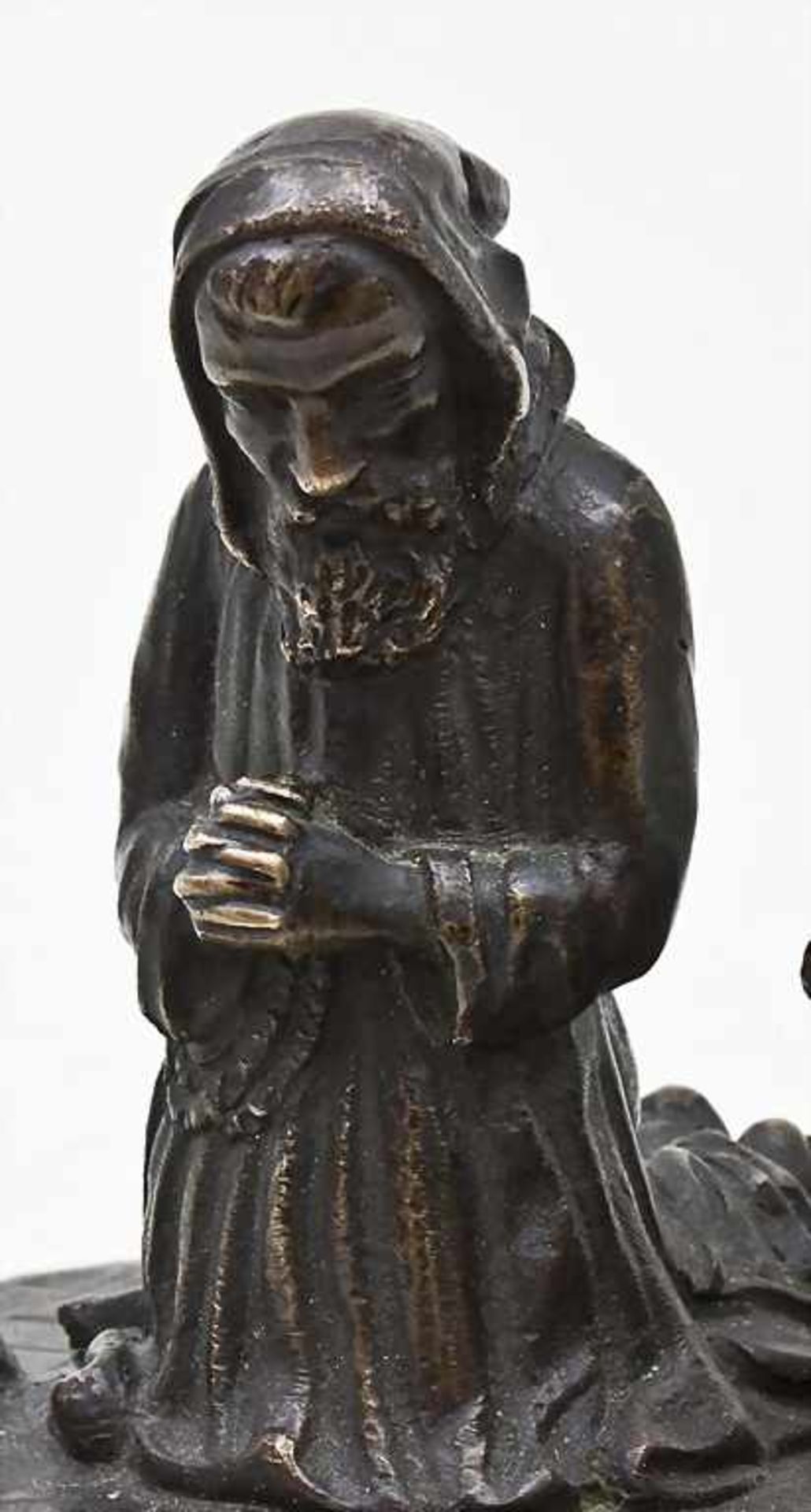 Skulptur eines betenden Mönchs, 19. Jh. auf rechteckigem, flachem Sockel mit gekanteten Ecken - Image 2 of 3
