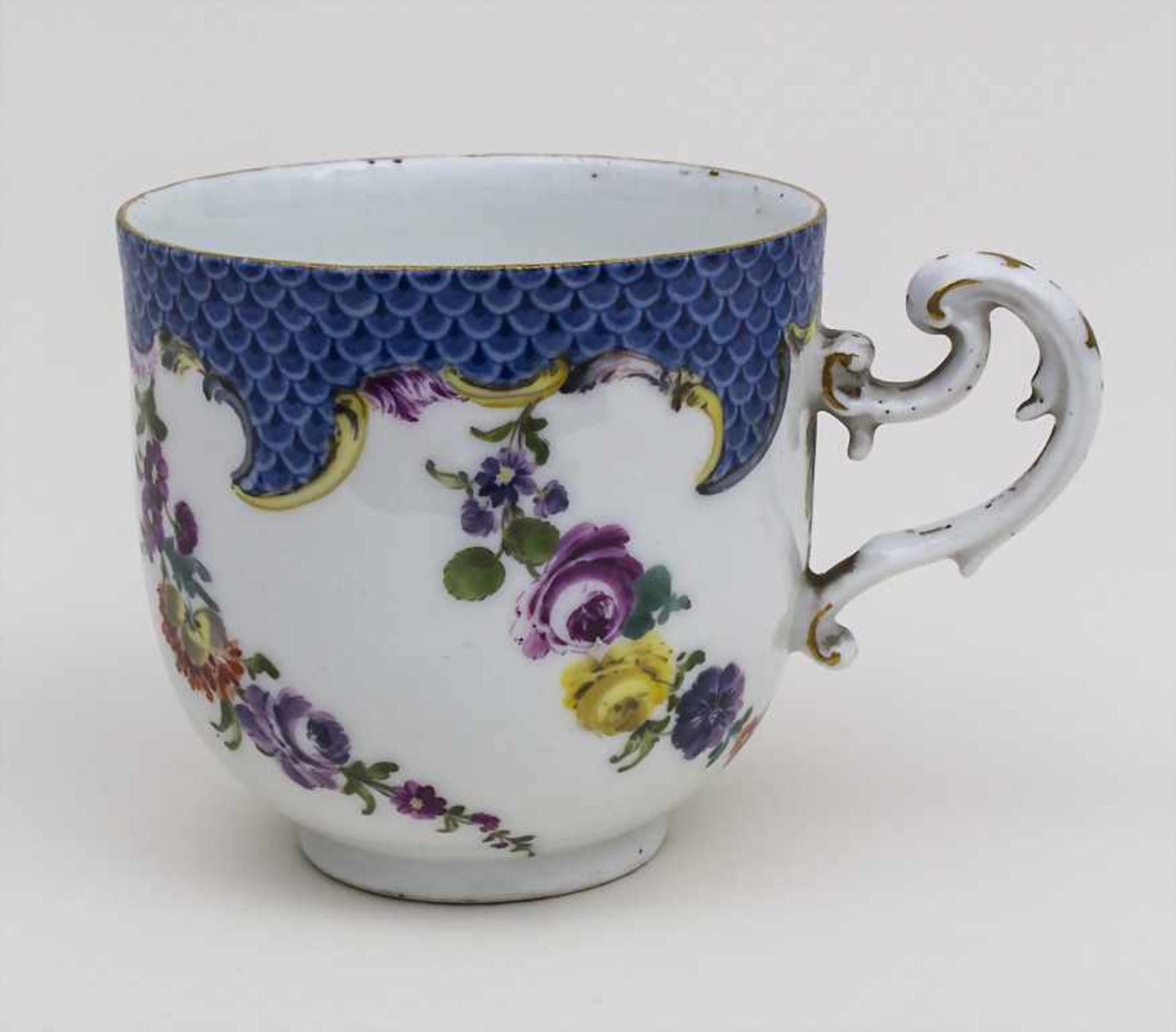 Tasse mit blauem Schuppendekor / A Cup With Blue Fishscale Decor, Meissen, 18. Jh. Material: