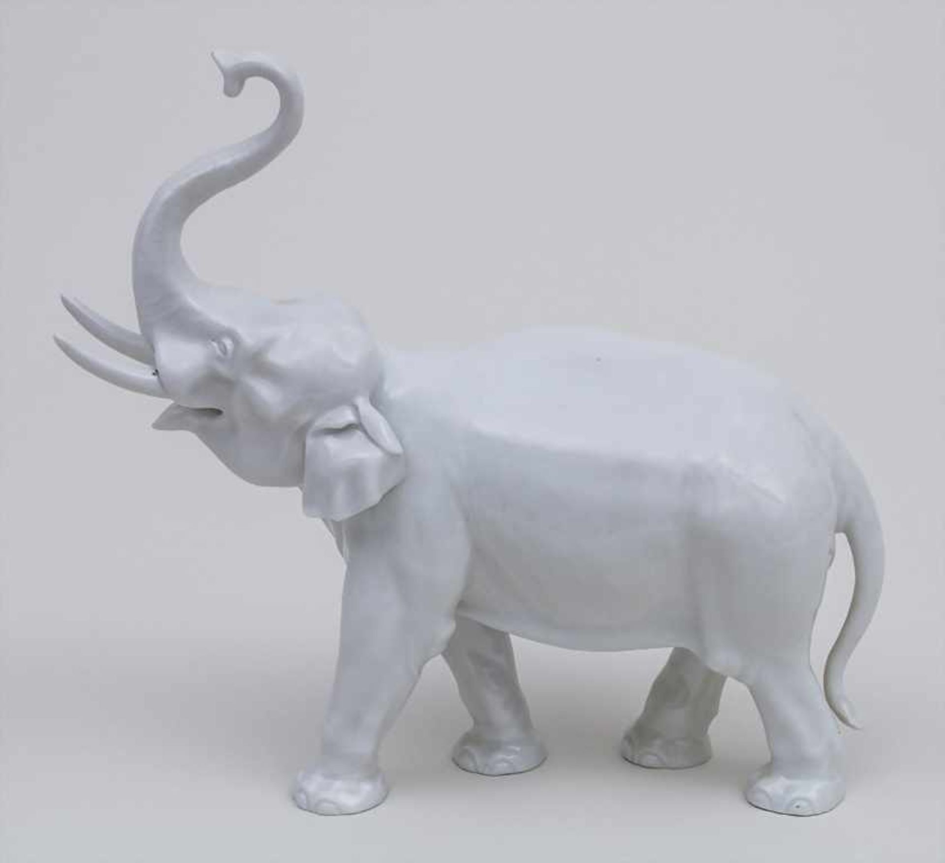 Elefant / A Porcelain Elephant, Meissen, Mitte 20. Jh. Material: Porzellan, weiß und glasiert,Marke: