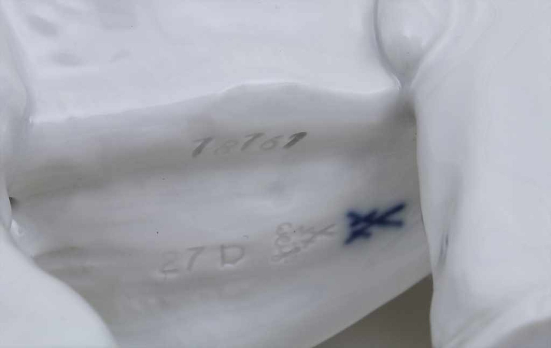 Elefant / A Porcelain Elephant, Meissen, Mitte 20. Jh. Material: Porzellan, weiß und glasiert,Marke: - Image 2 of 2