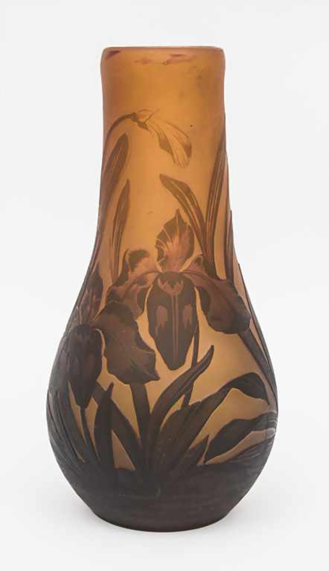Glas-Ziervase mit Schwertlilien / a Cameo Glass Vase With Iris, Machin, 20. Jh. Material: