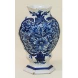 Delfter Vase 18. Anfang 19. Jh., grau glasierter Scherben mit aufwändiger Blaumalerei, am Boden