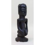 IdolAfrika, traditionelle Schnitzerei eines hockenden männlichen Idols, H. 21 cm
