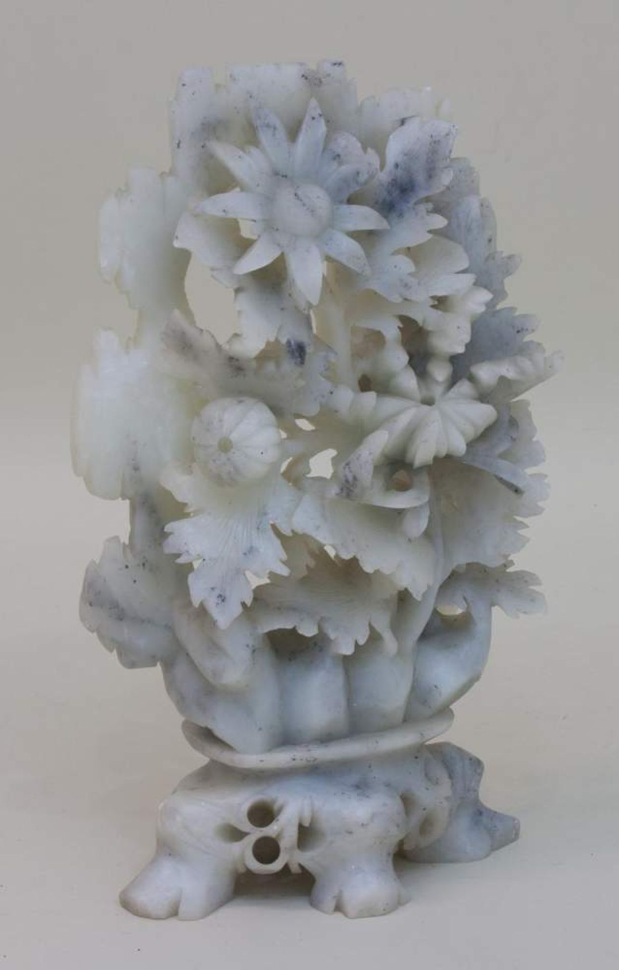 Schnitzerei Asien, Anfang 20. Jh., Speckstein, mit plastischer floraler Schnitzerei, H. 22,5 cm