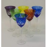 6 WeinkelcheKristallglas, farbig überfangene, glockenförmige Kuppa mit umlaufendem Handschliff, H.