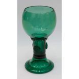 Römer 19. Jh., mundgeblasenes grün eingefärbtes Glas, mit Bärennuppen, diverse Glasfehler, H. 13,5