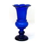 Biedermeier Pokalvase um 1840, Blauglas, mundgeblasen, gekniffte, ausgestellte Lippe, großer