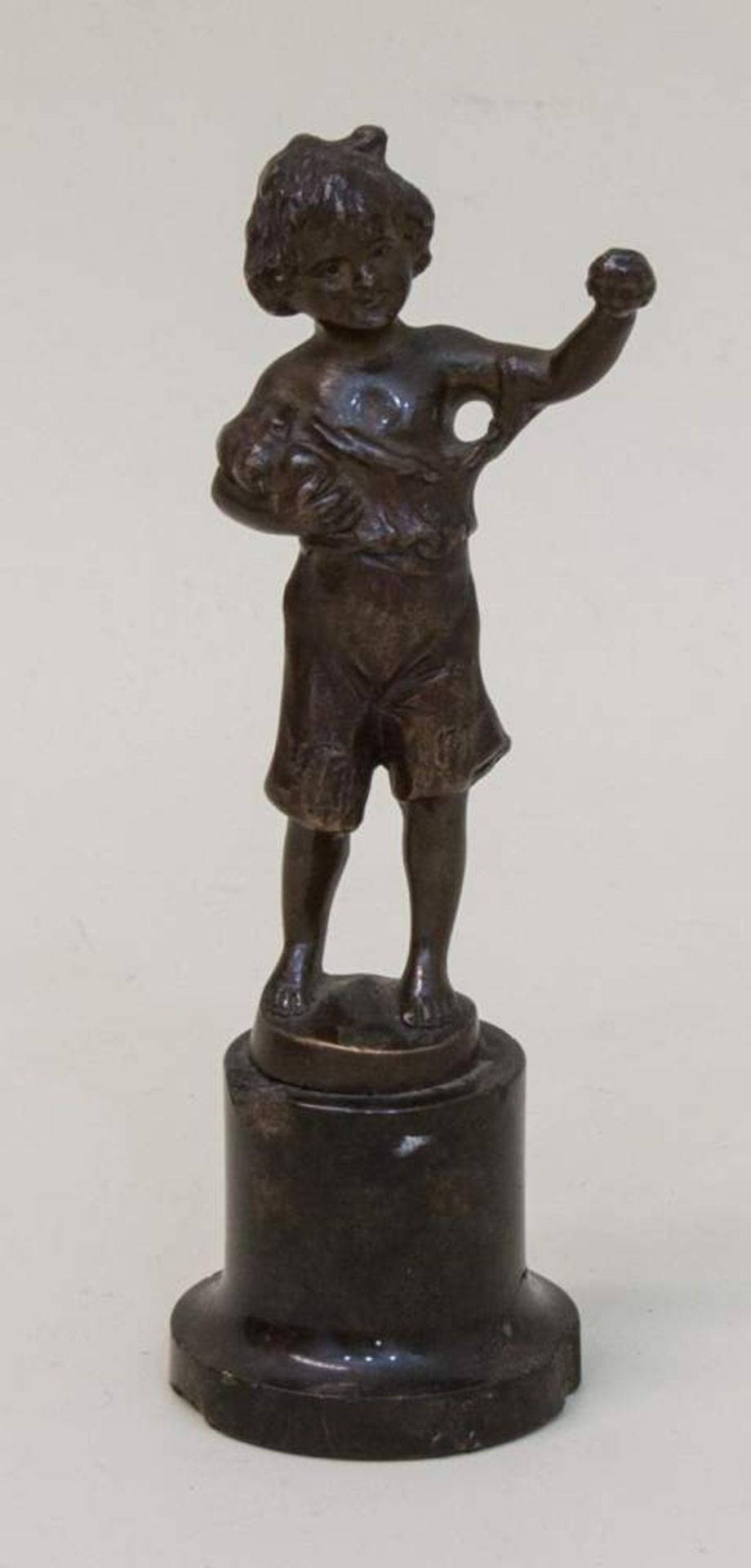 Bronzeplastik O. Opitz 1865-1933, Knabe mit Früchten, auf Marmorsockel, auf der Plinthe sign. O.