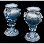 Paar Vasen Sitzendorfer Porzellanmanufaktur Alfred Voigt AG um 1850, blau staffierte Vasen mit