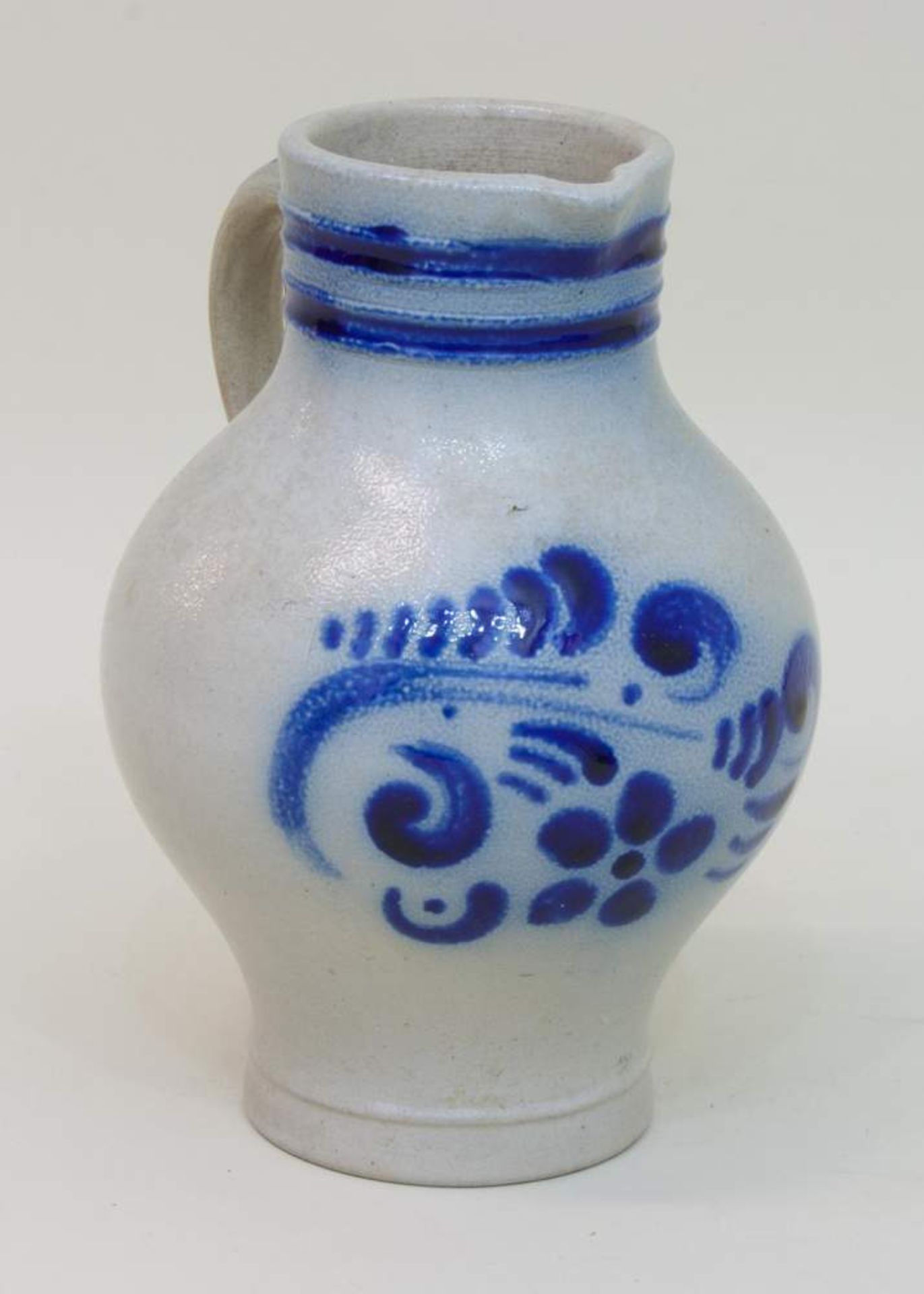 WeinkrugWesterwälder Keramik, graue Salzglasur mit Kobaltblauer Staffage, angesetzter Henkel