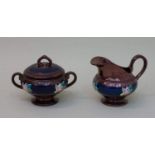 Zuckerdose und Milchkännchen England 19. Jh., Keramik mit Kupferlüsterglasur u. polychromer
