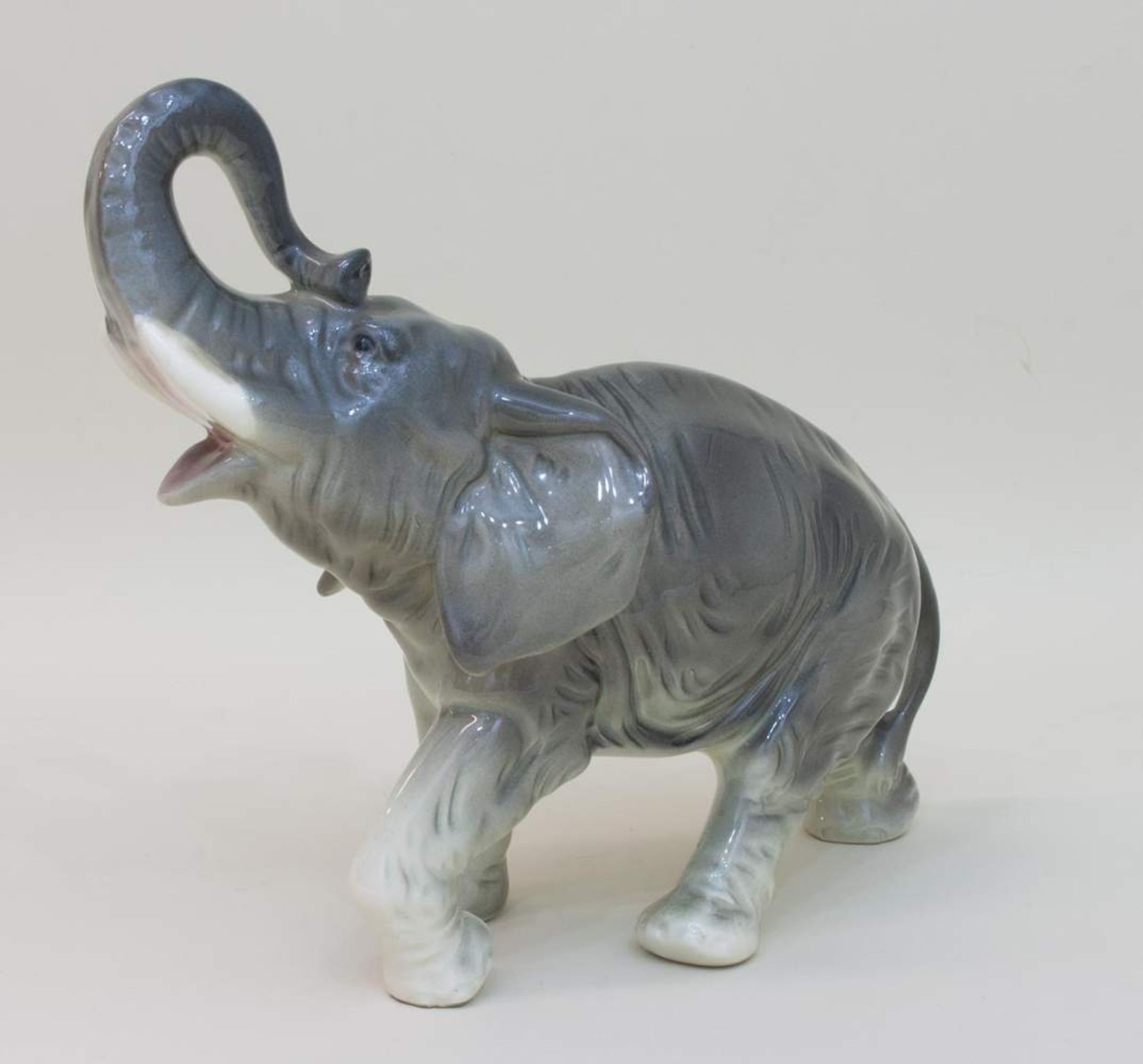 Elefantenfigur mit erhobenem Rüssel, unbekannt gemarkt, H. 24 cm - Bild 2 aus 2