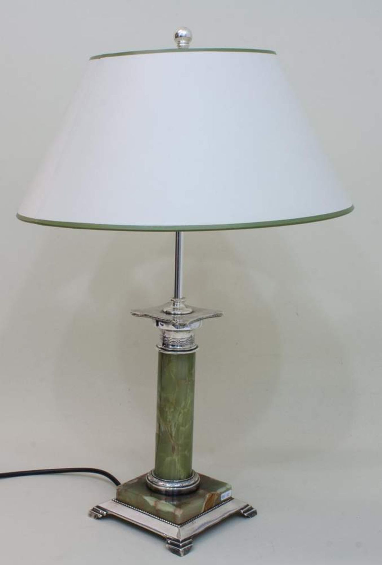 Tischlampe versilbert, quadratischer grüner Marmorfuß, zweiflammig, heller Schirm, H. 55 cm, D. 34
