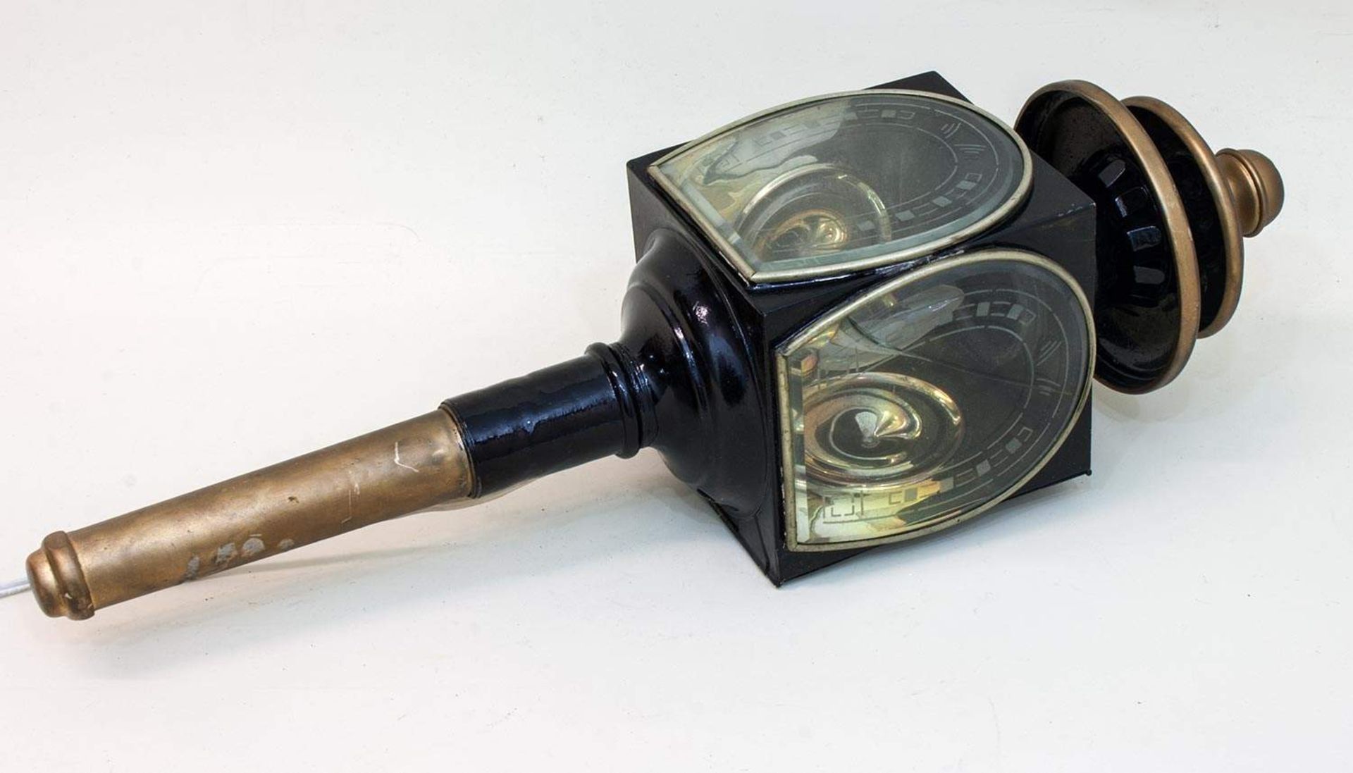 Kutscherlampe um 1920er Jahre, Metallkorpus, zweiseitig mit hufeisenförmigem geätzten Scheiben,