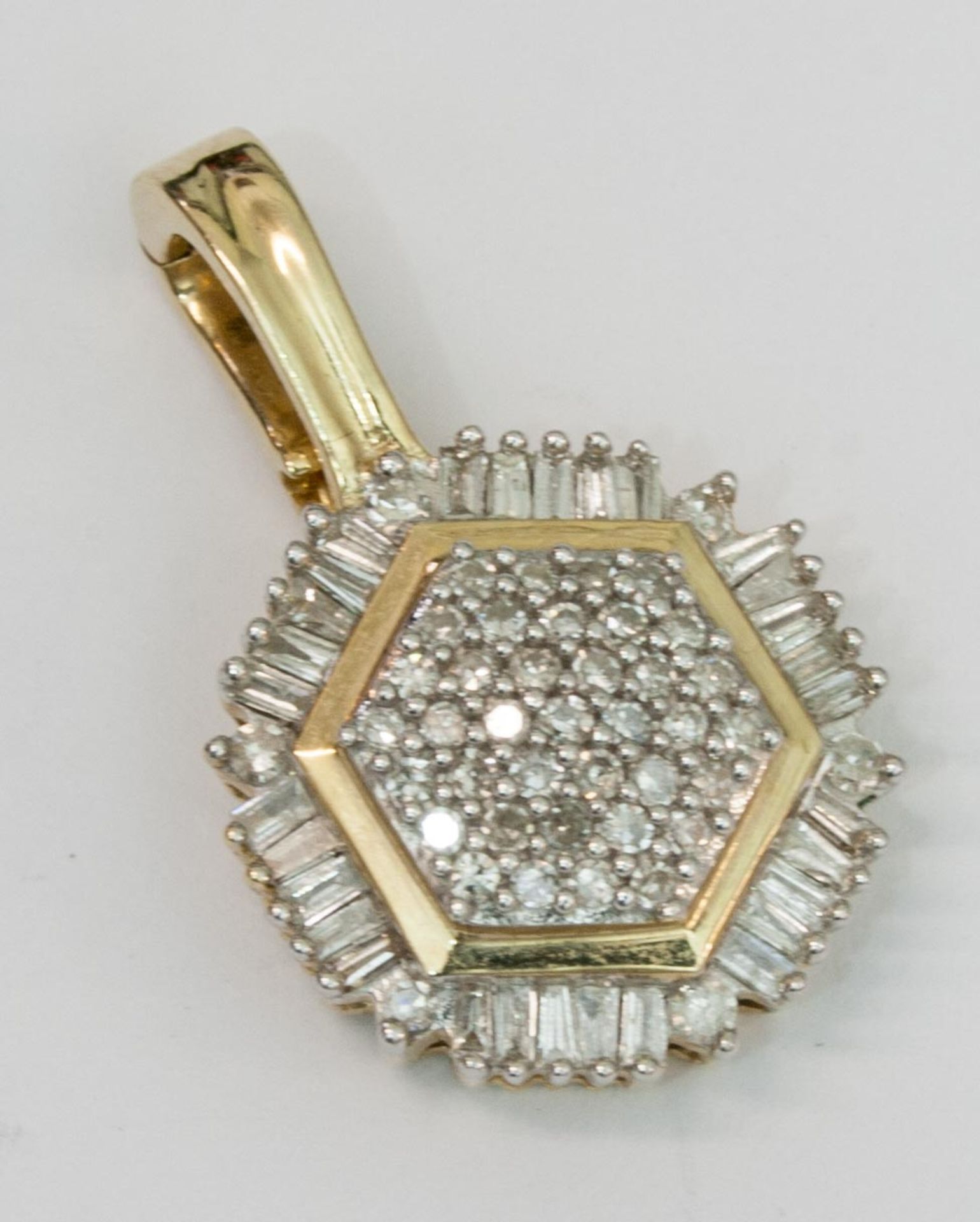 Kettenanhänger 585er GG, 3 g, sechseckige Form, mit 43 Brillanten und 30 Diamantbaguettes (ges.