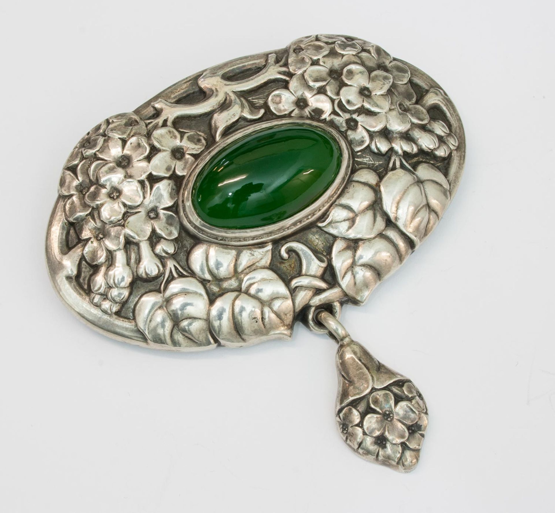 Brosche 800 Silber, 16,1 g, ovale Form mit Gehänge, halbplastischer floraler Dekor, mit einem ovalen