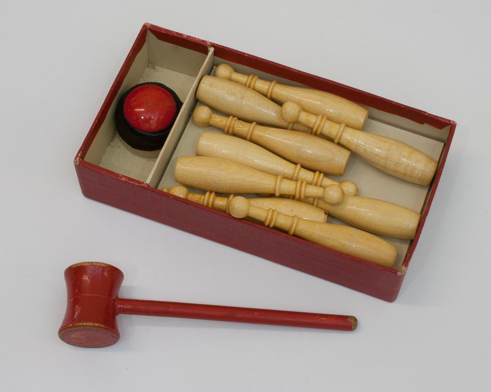 Tischkegelspiel um 1960er Jahre, gedrechselte Holzkegel, H. 7 cm und Zubehör