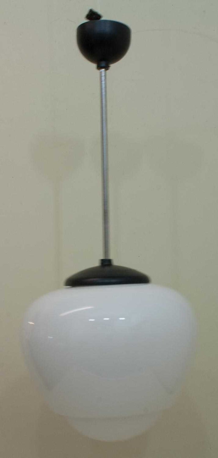 Deckenlampe im Bauhausstil, Industriedesign um 1930er Jahre, kugelförmige, getreppte Milchglaskuppel